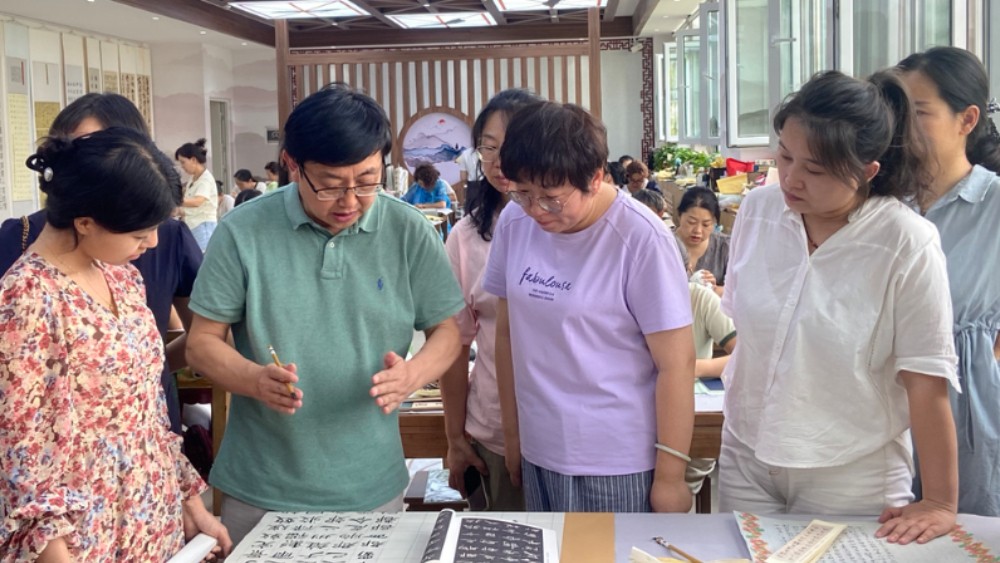 河北省政协委员寇学臣：让“烛光”照亮更多乡村书法课堂