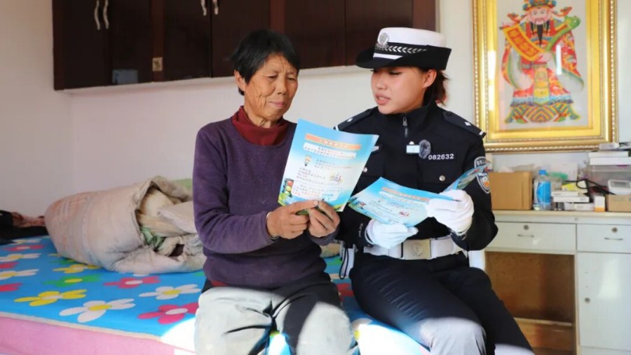 鹤岗交警送交通安全知识进农村