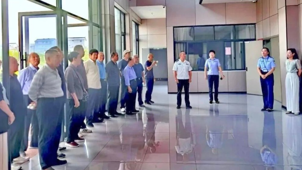重阳忆警营，鹰潭市公安局组织老干部参观执法办案管理中心