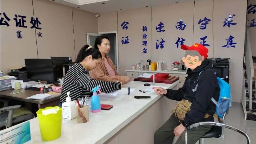 胡杨林里的“公证加速度” 额济纳旗公证处为游客解燃眉之急
