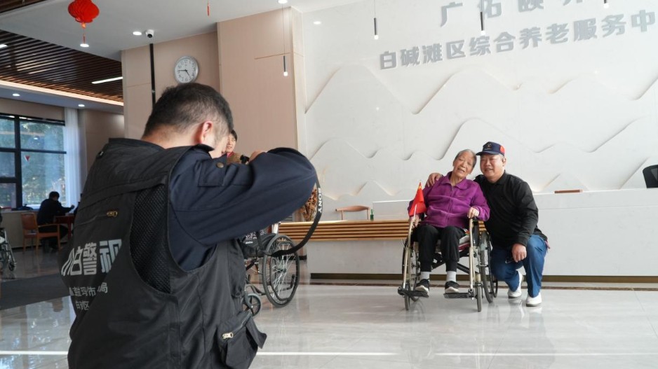 警徽映桑榆 童心暖重阳