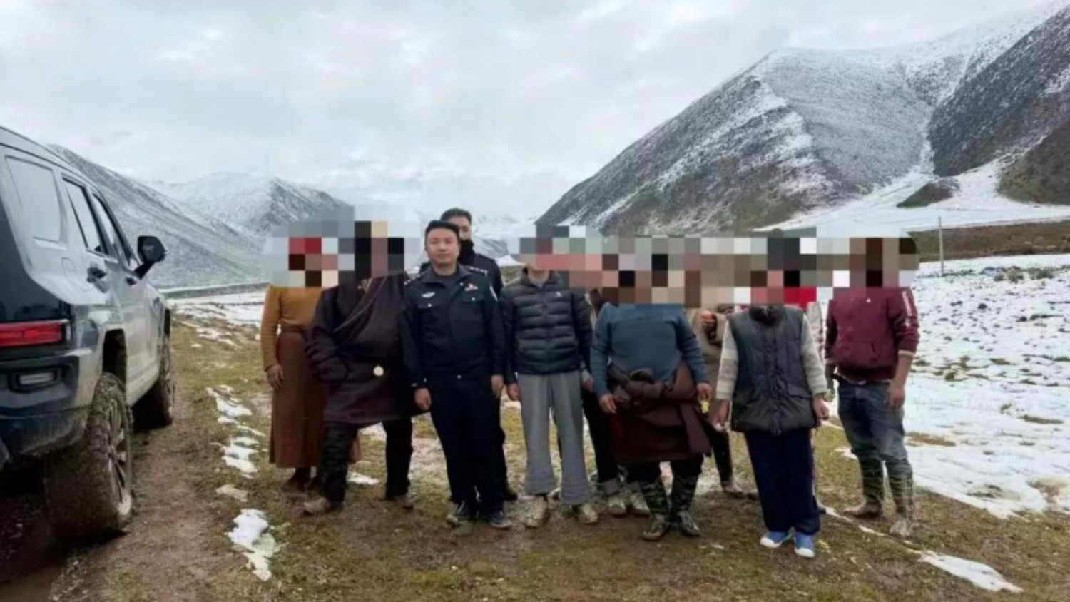 风雪夜逆行雪山｜白玉公安双线连夜搜救  成功解救5名失联被困游客