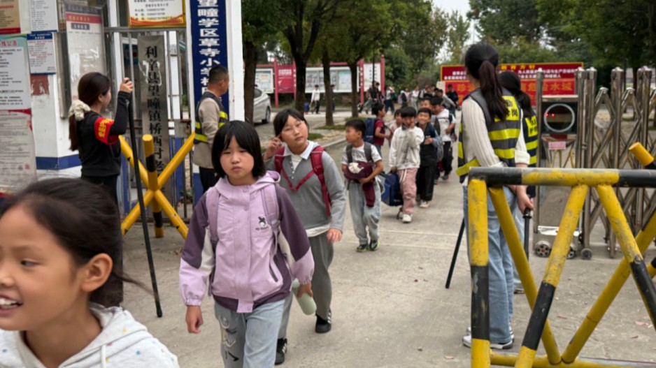 草寺小学常态化站好“护学岗” 守护师生平安路