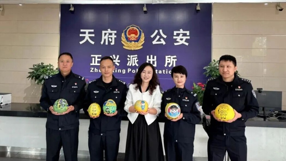 警察蜀黍：这是史上最舍不得吃的柚子