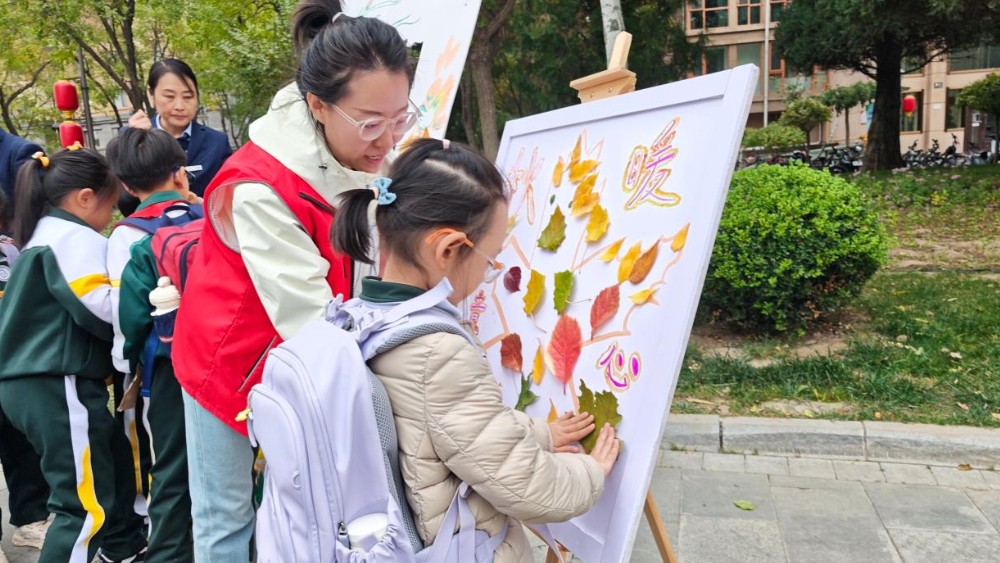 银川市兴庆区康平社区：拾趣秋日 落叶生花