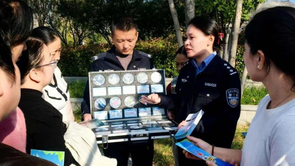 禁毒宣传进公园 筑牢群众防毒墙