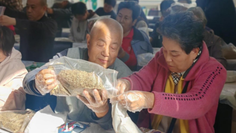 银川市兴庆区游乐社区：银龄互助缝香枕 重阳敬老送安康