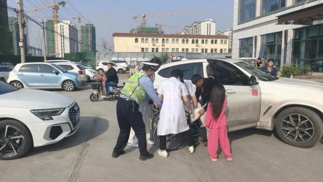 荧光黄守护生命通道！郓城交警一日两次紧急护送急症群众就医