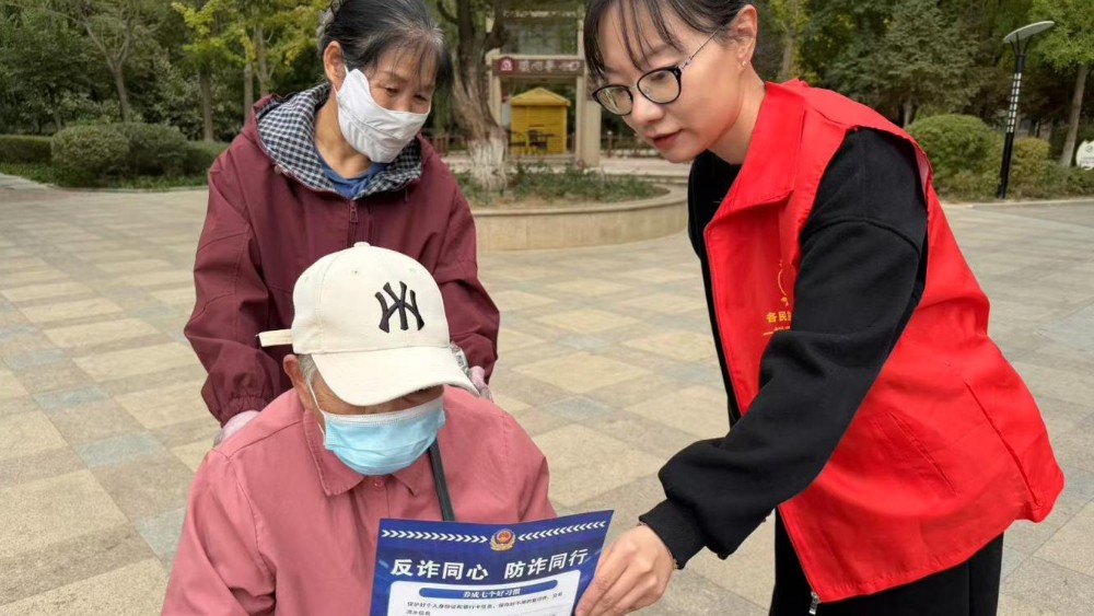 银川市金凤区阅海湾社区：傍晚反诈不打烊 方言宣讲守护夕阳红