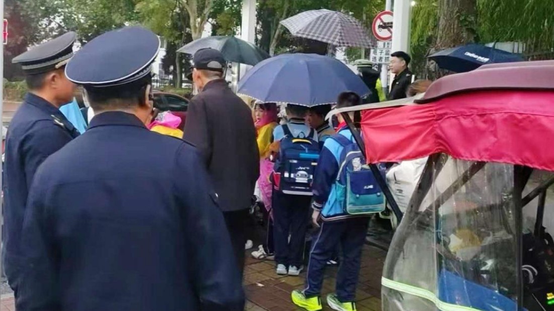 泰安：高峰值守、文明劝导 多部门联合整治校园周边占道乱象