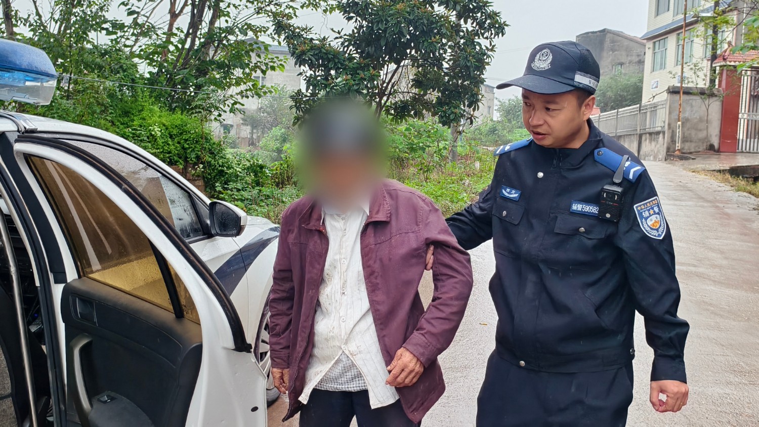 岳池公安：老人雨天意外跌倒 民警暖心救助护平安