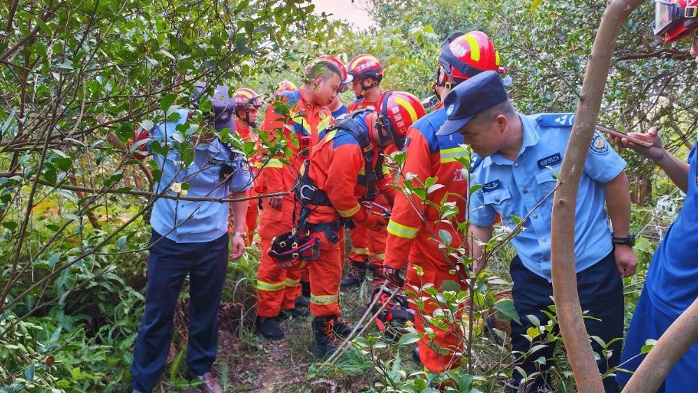 宜春袁州区：警消协同紧急救援 成功救助坠井群众