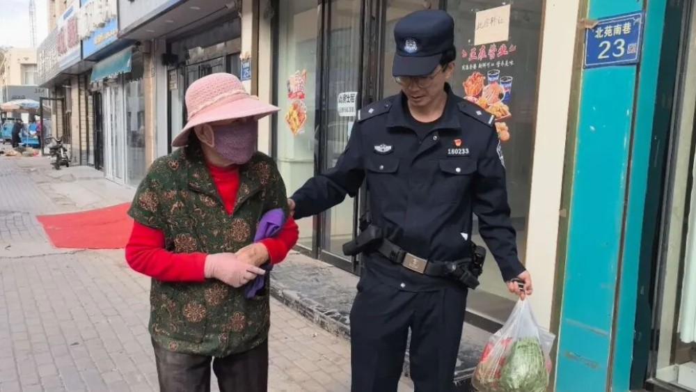八旬老人早市摔倒迷路 永宁民警暖心护送归家