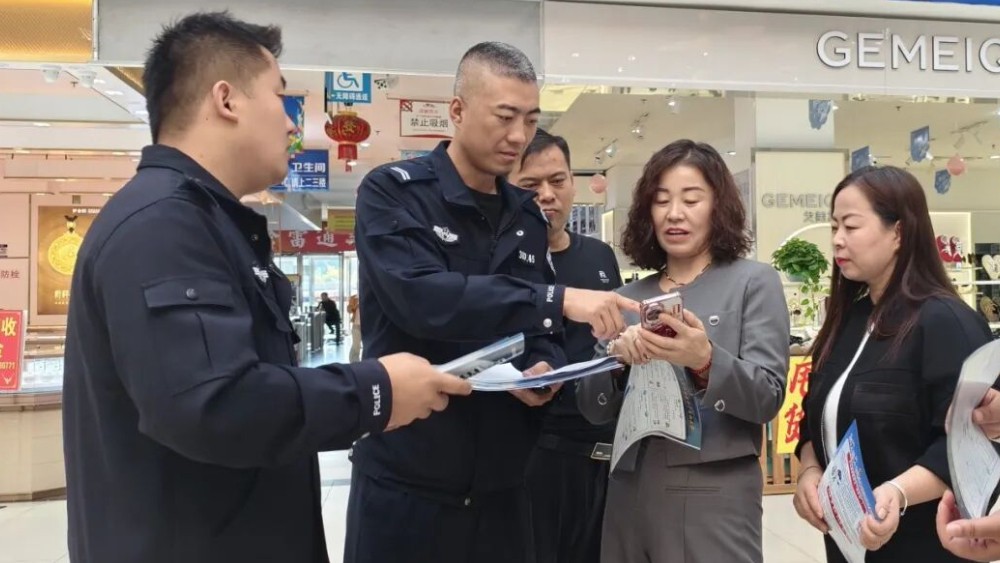 警力下沉织密防护网 反诈宣传敲开百姓门