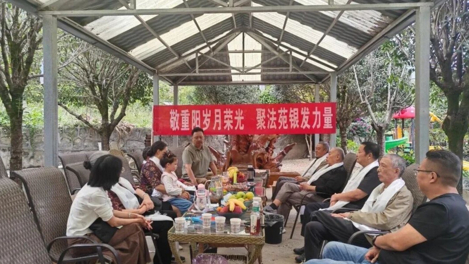 甘孜州泸定法院：凉亭叙旧话初心 重阳共聚暖桑榆