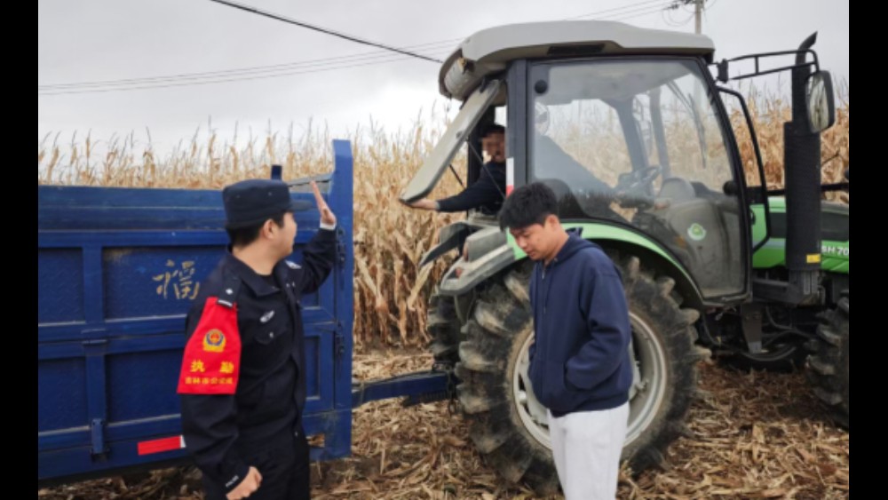 秸秆禁烧 从你我做起——吉林省吉林市公安局昌邑区分局桦皮厂派出所联合镇政府走进田间地头