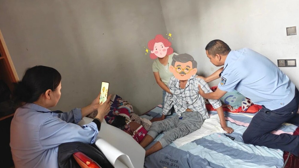 病床前拍下证件照！上饶婺源公安上门为重病老人办证