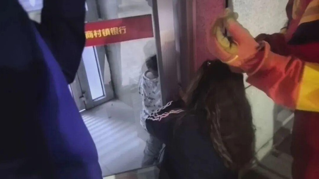仅用5分钟！东营一幼童手臂卡进银行自动门，民警联合消防成功救援