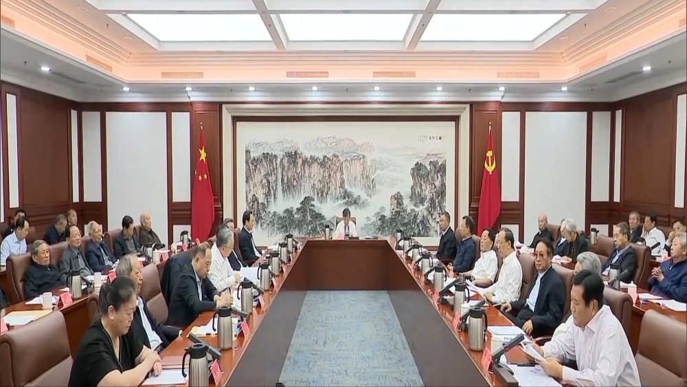 省委召开省级老同志座谈会和党外人士座谈会