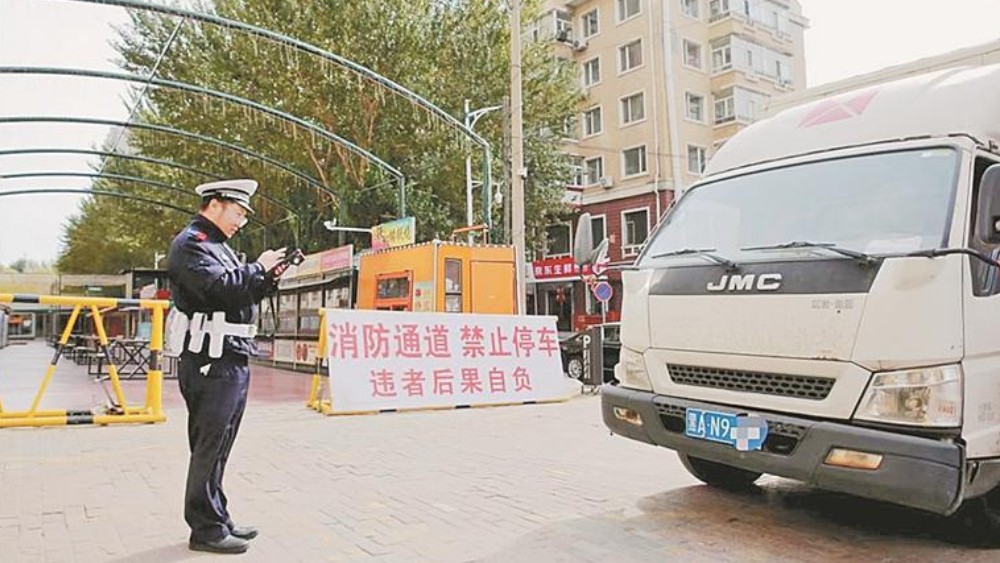 冰城交管严查违停乱象