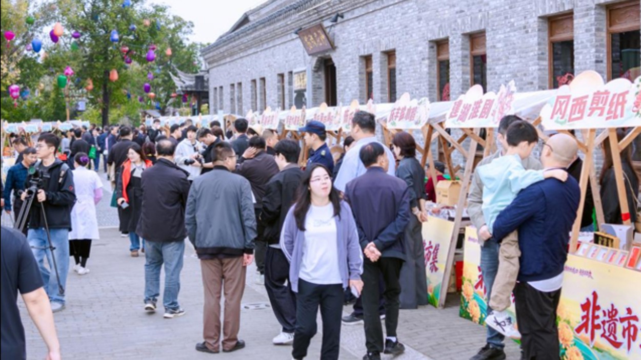 江苏建湖九龙口镇：感恩新时代 情浓庆重阳 银发集市暖人心