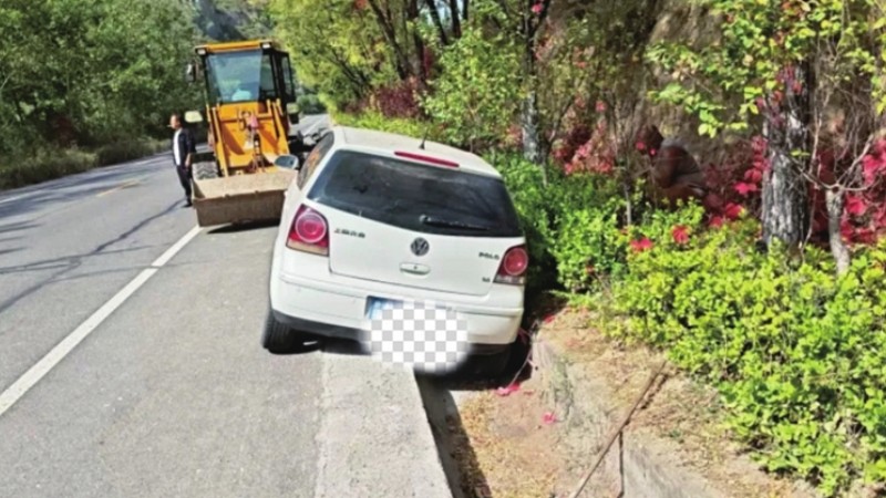 巡逻民警救助被困轿车
