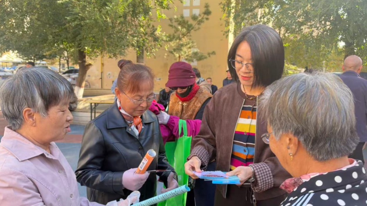 新疆生产建设兵团第七师胡杨河市司法局天北新区司法所开展中老年反诈防骗普法宣传活动