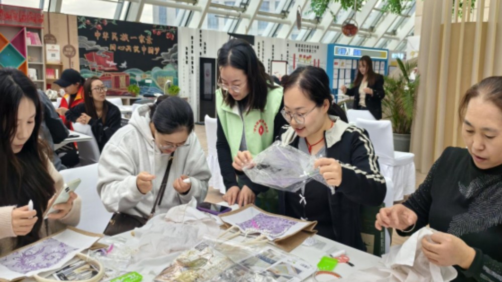 银川市金凤区清馨苑社区：巧手传新风 关爱暖特扶