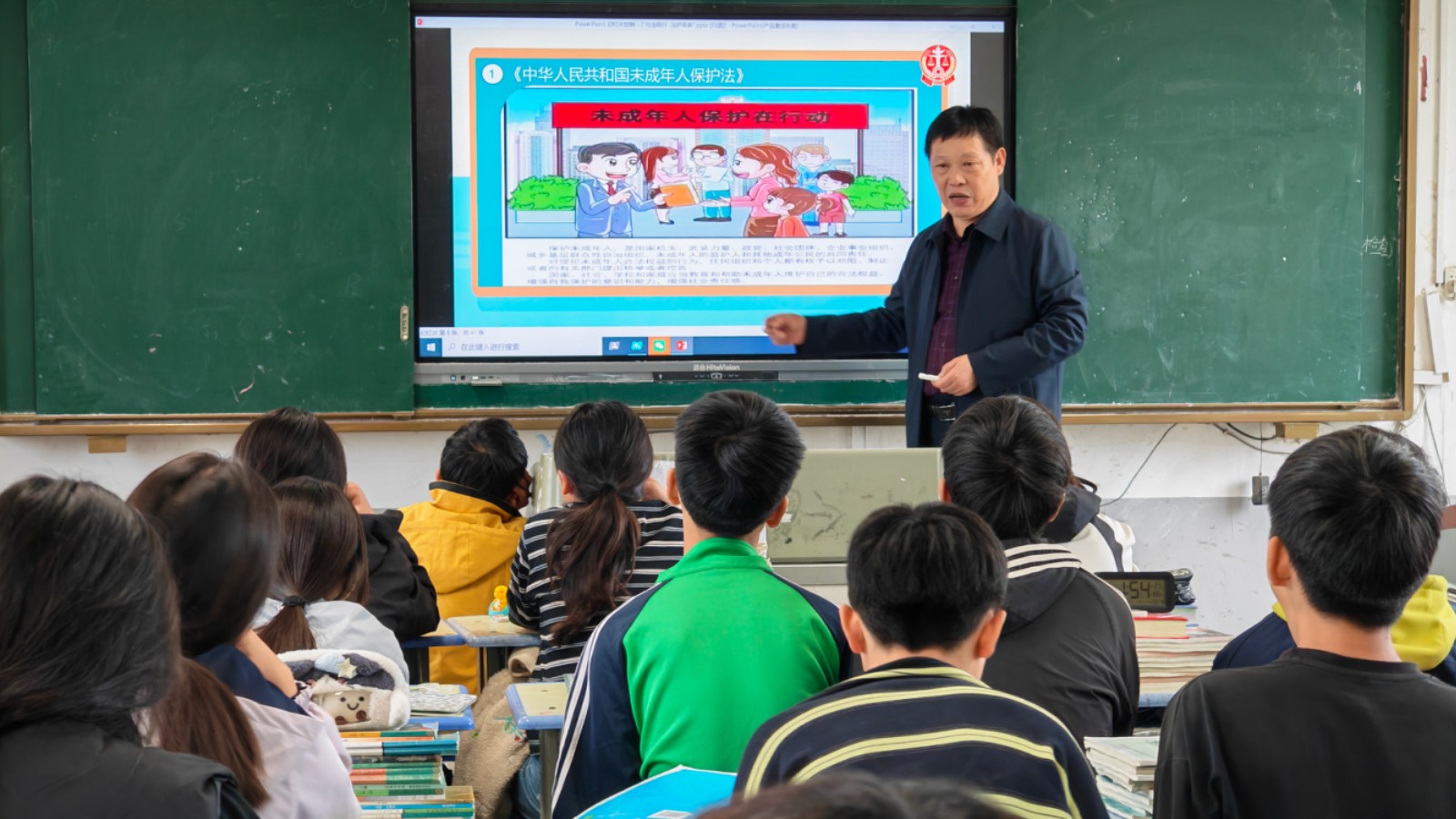 法治清风沐校园 普法护航助成长