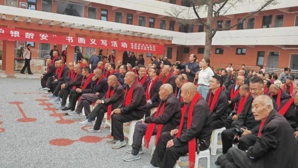 洛南公安：古城派出所重阳节前送平安