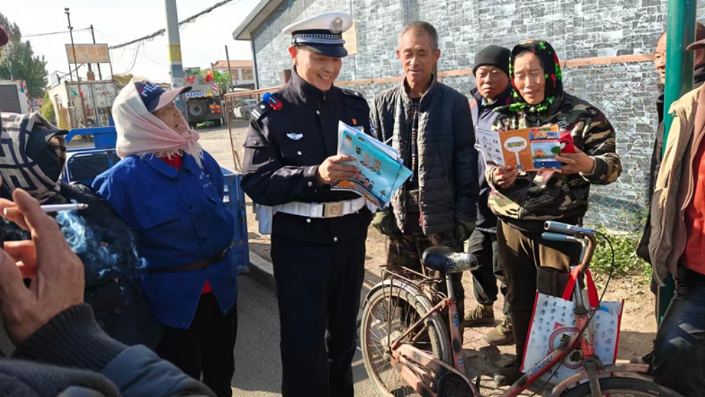 秋收路上别“抢”那一分｜冰城交管把安全课搬到田间地头