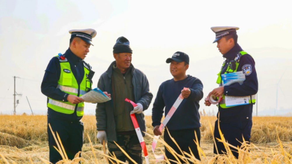 伊春公安：秋染沃野绘金秋 藏蓝守护好 “丰”景
