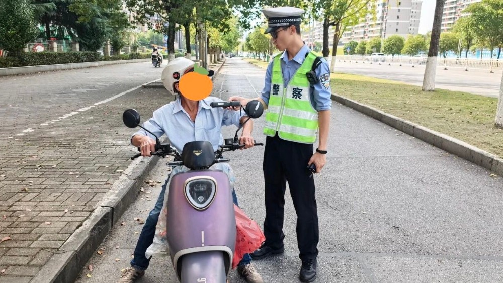 景德镇交警查获多项交通违法：男子酒后骑摩托上路卖废品