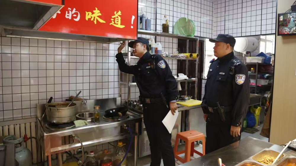 阿城公安深入“九小场所”排查消防隐患