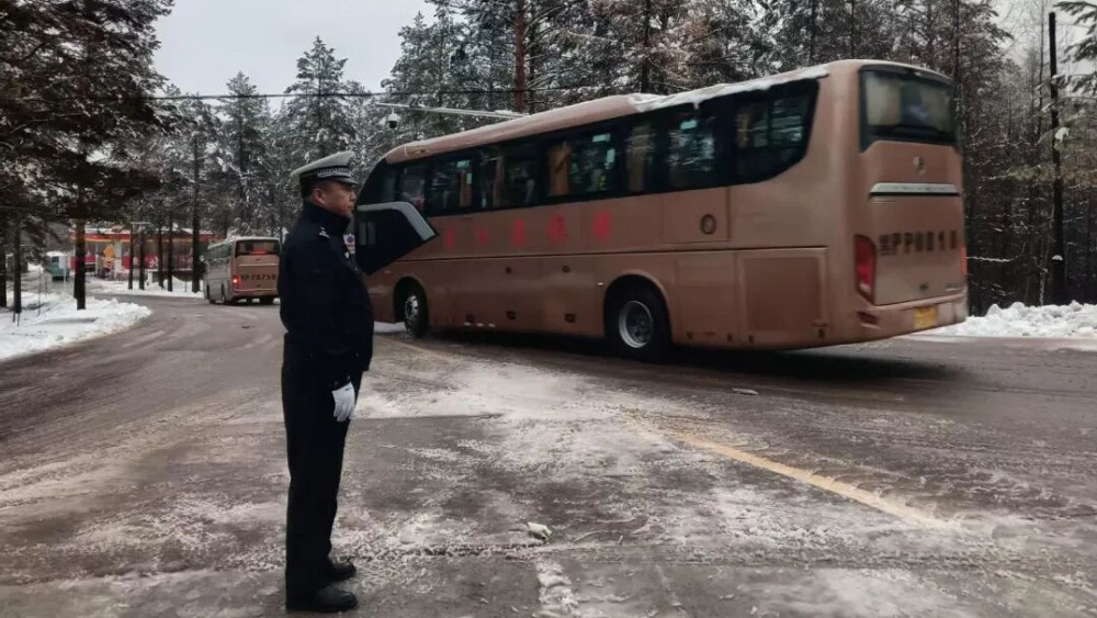 警灯闪耀风雪路 漠河公安护航千余名游客平安出行