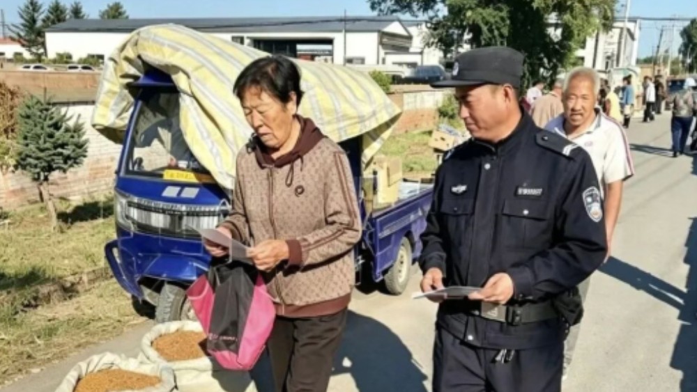 赶集 “送平安” 吉林扶余公安三骏派出所到集市开展巡逻与扫黑除恶宣传