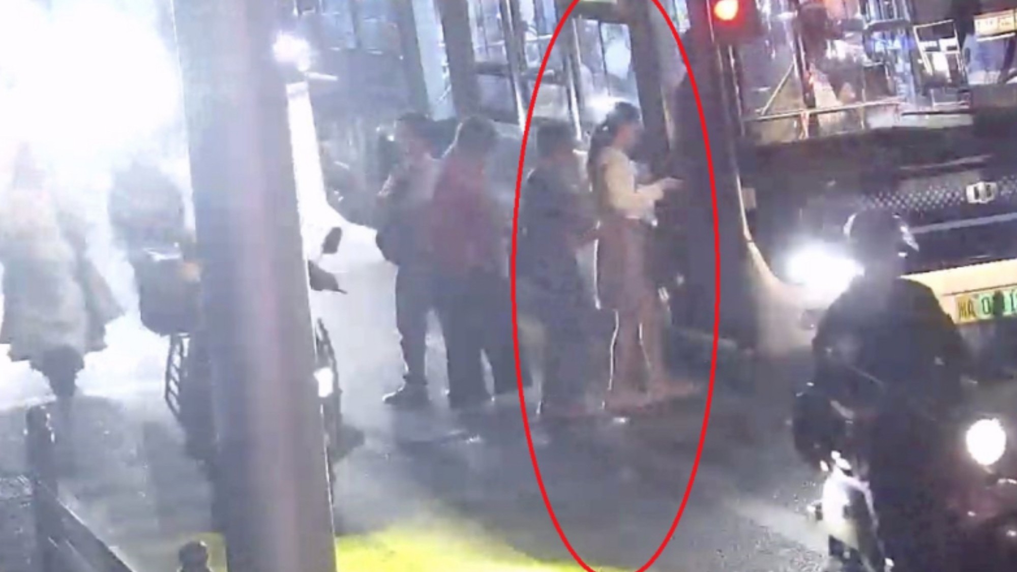 成都：男子公交站台扒窃手机 警方一小时擒获