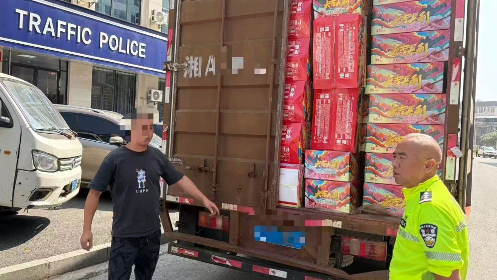 惊险！货车夹带600余件烟花上路，宜春万载交警当场查获！