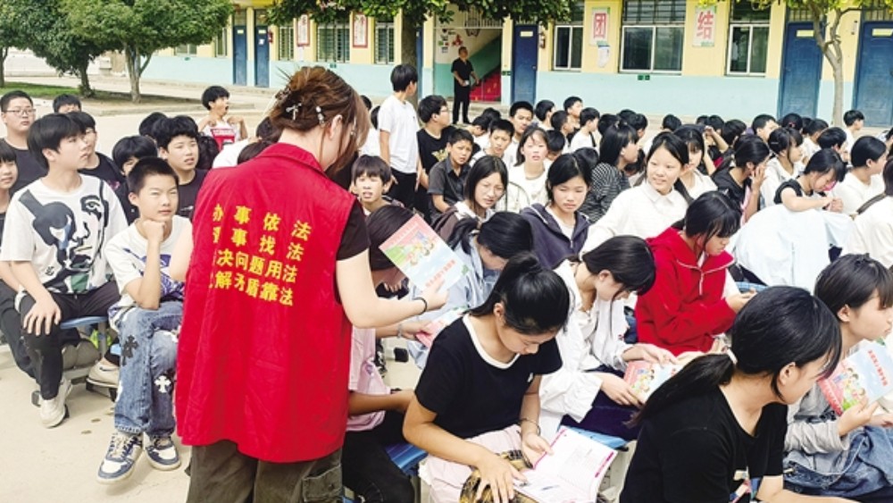 分学段精准施教 多载体立体普法