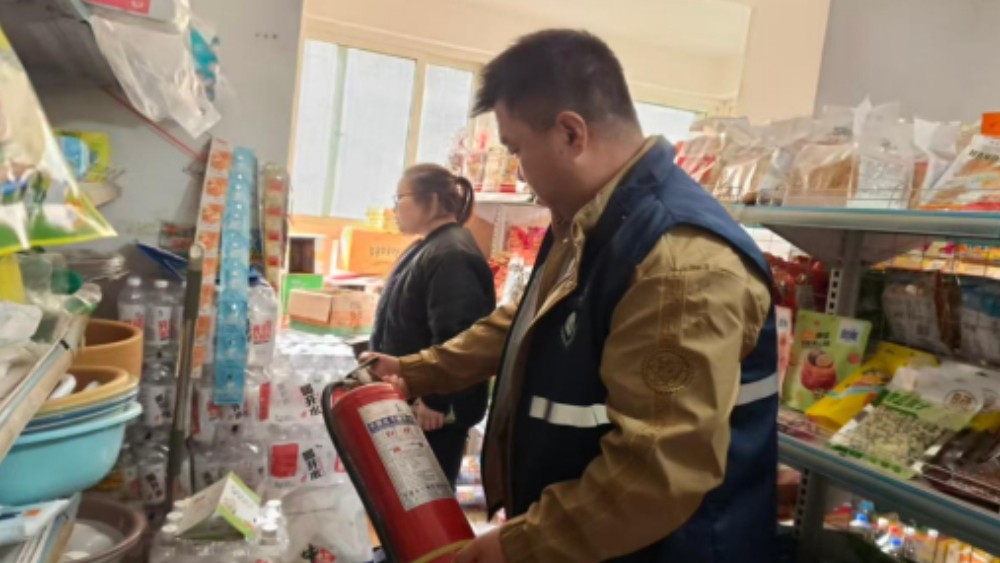 银川市金凤区银丰社区：排查小店安全隐患 守护居民平安生活