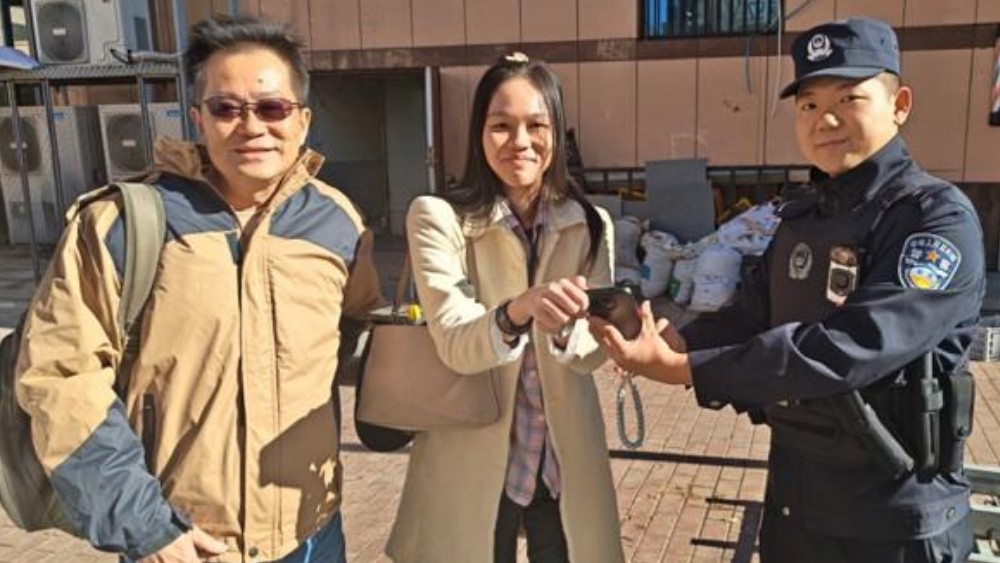 黑龙江伊春：外籍游客遗落手机 民警次日寻回归还