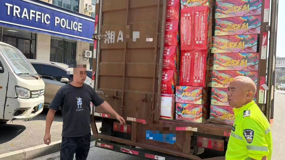 宜春万载交警查获非法运输货车，车上夹带600余件烟花