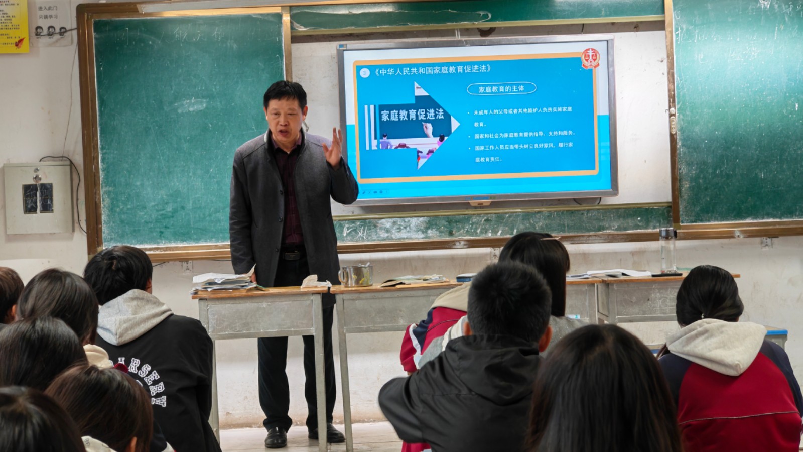 法护少年我宣传 法治清风润杏坛