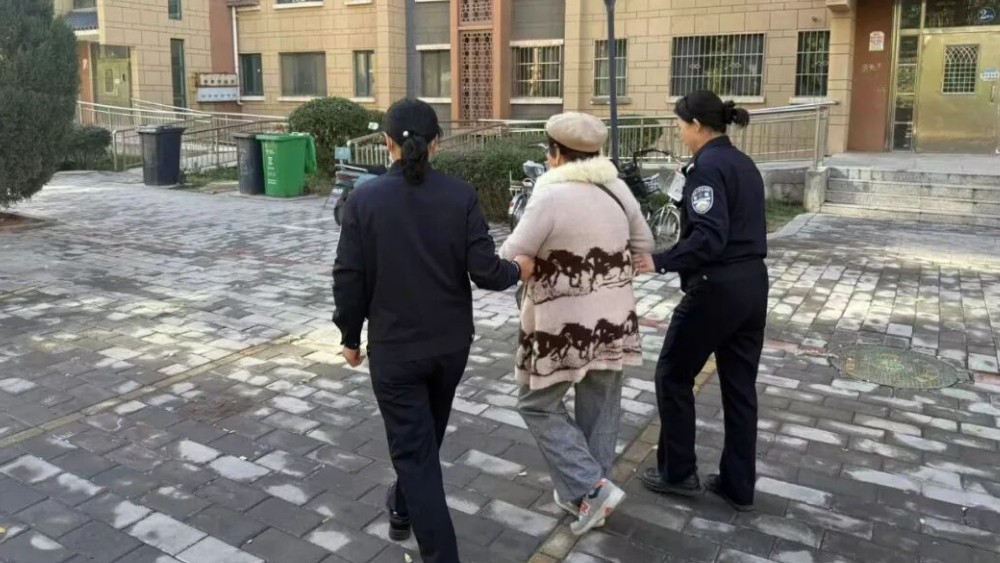 暖心救助暖深秋 警护老人平安归