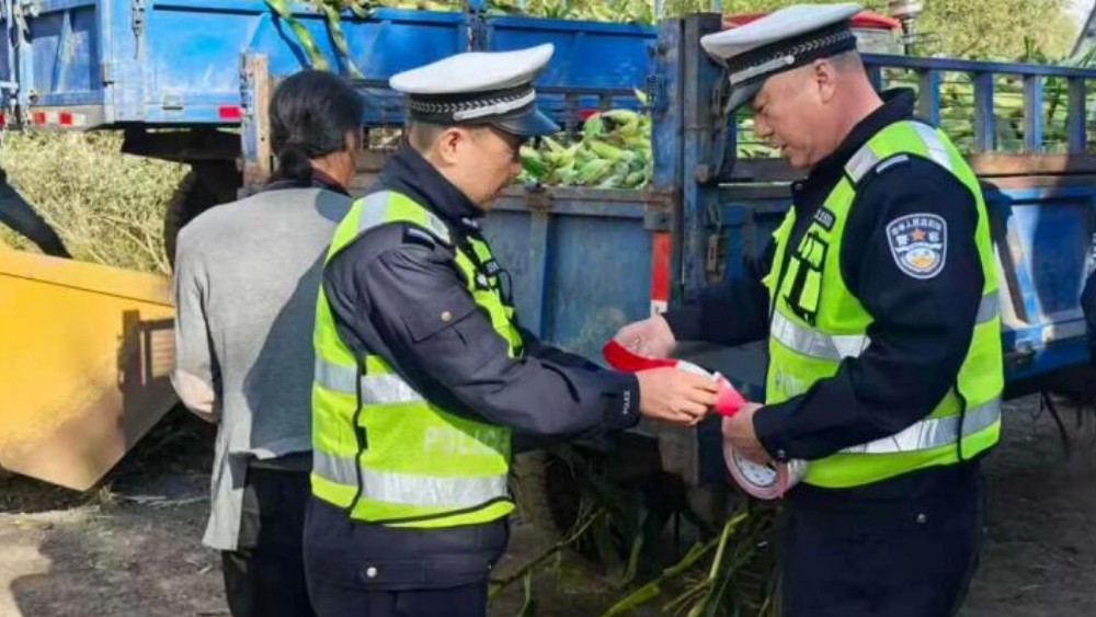 伊春公安：护航秋收保平安 亮尾宣传进乡村