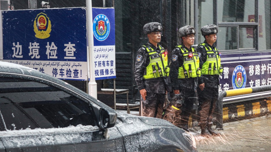 新疆阿勒泰：边境民警风雪中执勤守护平安