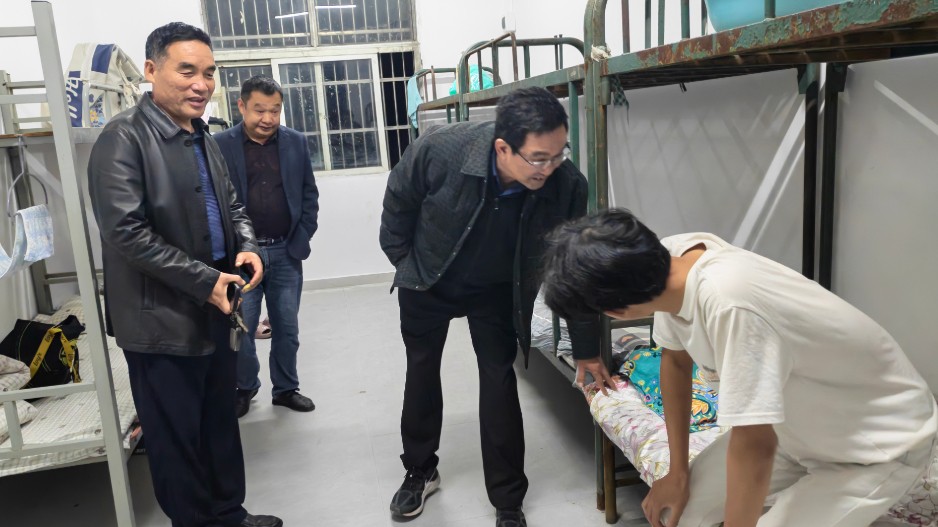 巡课堂察学风 入宿舍护平安