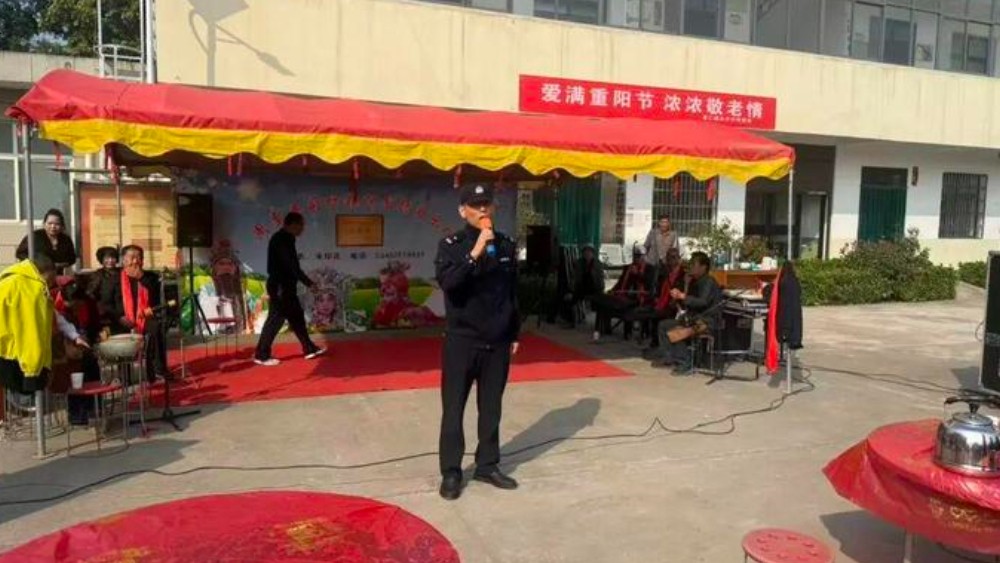 周至富仁派出所民辅警送“平安大餐”进乡村