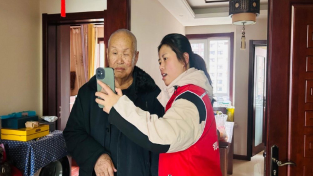 银川市兴庆区庆春社区：上门认证暖民心 长寿面里话温情