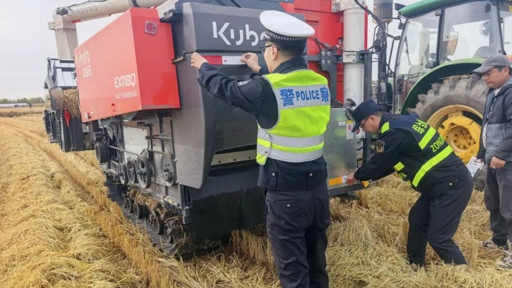 鹤城交警多措并举护航秋收保安全